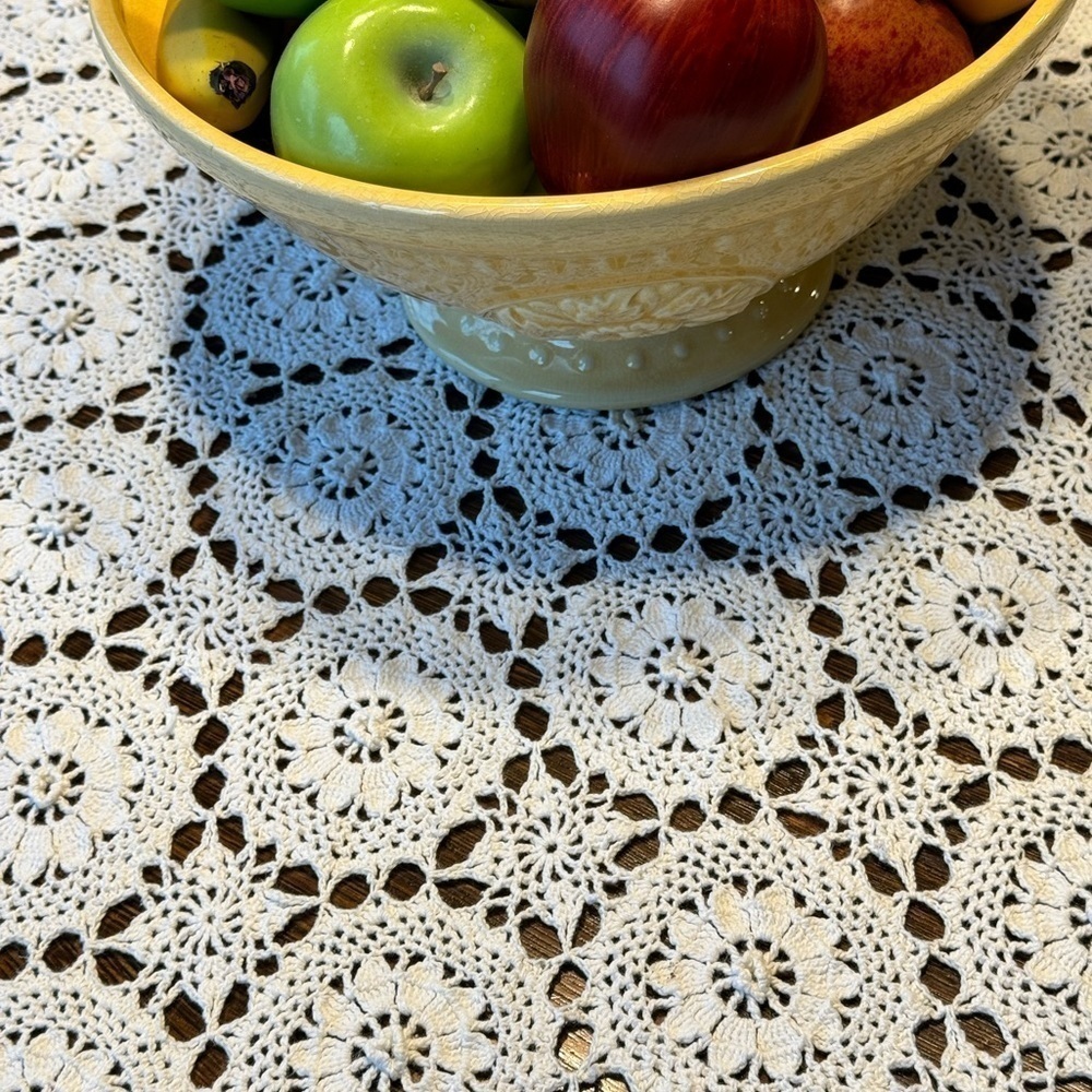 RECTANGLE~ANTIQUE WHITE~HAND CROCHETED TABLECLOTH~GOOD~VINTAGE CONDITION~MBRNS